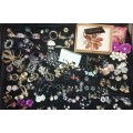 A BULK VINTAGE COLLECTION OF EARRINGS , RINGS AND BROOCHES