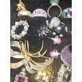 A BULK VINTAGE COLLECTION OF EARRINGS , RINGS AND BROOCHES