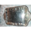 A VINTAGE AND ANTIQUE JOB LOT COLLECTION OF SERVING TRAYS SOLD AS IS