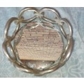 A ROUND CHAIN LINK STYLE ART DECOR SERVING TARY WITH A MIRROR BASE,