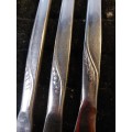 A COLLECTION OF 11 STAINLESS STEEL KNIVES
