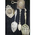 AN ORNATE VINTAGE COLLECTION OF CUTLERY