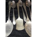 A BULK COLLECTION OF VINTAGE TEASPOONS AND SPOONS