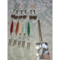 A MIXED JOBLOT CUTLERY SOLD AS IS