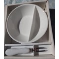 A MAXWELL AND WILLIAMS DESIGNER HOME WARE MEZZE OLIVE SET