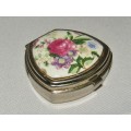 Vintage gilt metal pill box with bouquet decoration on ceramic - Made in Japan