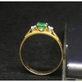 18ct gold ring with diamonds and emerald 3g