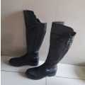 Size 7 ladies boots with warm inner. New but selling as second hand