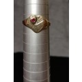 9CT GOLD HEART RING WITH GARNET TOTAL WEIGHT 1.7 GRAMS SIZE M