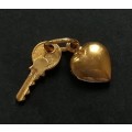9K GOLD KEY AND HEART CHARM 0.6G