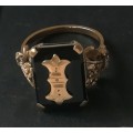 9CT GOLD AND ONYX RING WITH INTRICATE PATTERNING ON THE SIDE  SIZE M  TOTAL WEIGHT  4.39 GRAMS