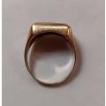 9CT GOLD GENT`S RING WITH ONYX SIZE U 4.8 GRAMS