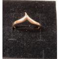 9CT GOLD RING - SMALL DIAMOND AND CHIPS AND BAND SIZE N 3.7 GRAMS