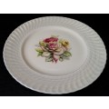 Display plate with roses, No Name. 27cm in Diameter