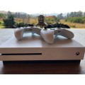 XBOX ONE S - w/ 2 Controllers - 500GB