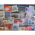 GOOD START - 100 PLUS UNSORTED INTERNATIONAL STAMPS - AS PER SCAN BL6