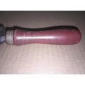 VINTAGE ENGINEERS/JEWELLERS WOODEN HANDLE HAND HELD VICE - PLEASE SEE PICTURES