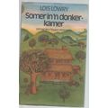 SOMER IN `N DONKER-KAMER -  LOIS LOWRY VERTAAL DEUR ELSABE STEENBERG (1 STE UITGAWE 1981)