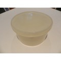 Vintage Round Plastic cake holder/server/storage container with lid. Type Willow Seal n Save