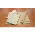 2x Beige Place mats with black trim (size 43,5x32cm) 2x Pot/oven pads and1x oven gloves