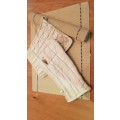 2x Beige Place mats with black trim (size 43,5x32cm) 2x Pot/oven pads and1x oven gloves