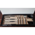 Laguiole Cheese board and knife set. A wooden board with handle and 9x different cheese knives