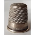 A Vintage collectors silver metal thimble. Thimble has small stamp 2 (size).