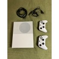 XBOX ONE S 1TB 4K Console + 2 controllers