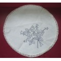 ROUND DOILY WITH LACE EDGE-READY TO BE EMBROIDERED  - DIAMETER 22.5 CM