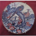 LOVELY IMARI WALL PLATE OF A PAIR OF PHEASANTS IN RED. BLUE AND WHITE WITH WALL HANGER