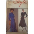 STYLE 4760 FITTED PANELLED DRESS  SIZE 10 COMPLETE-UNCUT-F/FOLDED