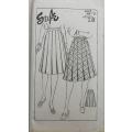 V/VINTAGE STYLE 4612 SLIM FITTING ALL ROUND PLEATED SKIRT SIZE 28 WAIST COMPLETE