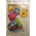 SIMPLICITY 7933-SET OF PILLOWS ONE SIZE COMPLETE-MOSTLY UNCUT