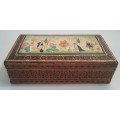 AN EARLY ORIENTAL INLAID, HAND-PAINTED BOX.