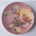 Vintage Plate By Viletta. `Feeding Time` By Artist `Thornton Utz`. Signed And Dated. 22 cm.