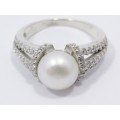 A Stunning Fresh Water Pearl Ring in Sterling Silver.
