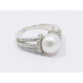 A Stunning Fresh Water Pearl Ring in Sterling Silver.