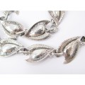 A beautifully Created Leaf Design  Necklace by JEWELART Co  Rhode Eiland in Sterling Silver.