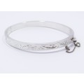 A Beautiful Engraved Vintage Design Hinged Bangle in Sterling Silver.
