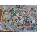 1000 X ITALY, AUSTRALIA  AND GREAT BRITAIN OFF PAPER STAMPS NEAT LOT SEE PICS