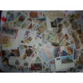 800 x WORLD USED AND MINT STAMPS OFF PAPER NEAT LOT SEE PICS