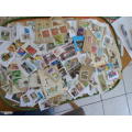 800 X MIXED WORLD USED STAMPS ON PAPER SEE PICS