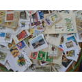 800 X MIXED WORLD USED STAMPS ON PAPER SEE PICS