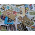 800 X MIXED WORLD USED STAMPS ON PAPER SEE PICS