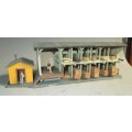 HO SCALE - WOOD DEPOT WITH FIGURES - FOOTPRINT 215 X 90mm