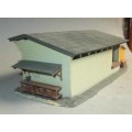 HO SCALE - WOOD DEPOT WITH FIGURES - FOOTPRINT 215 X 90mm