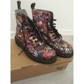 BRAND NEW Floral leather DR MARTENS - SIZE UK7