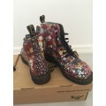 BRAND NEW Floral leather DR MARTENS - SIZE UK7