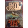 Devil`s Gate - Clive Cussler (Large print edition hardcover)