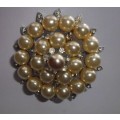 BEAUTIFUL  VINTAGE COSTUME FAUX PEARLS AND BROOCH